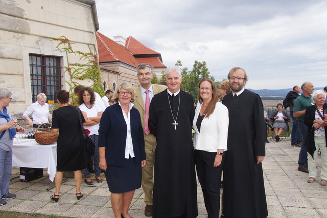 BH Elfriede Mayrhofer, Wirtschaftsdirektor Mag. Gerhard Grabner Abt Columban Luser (Mitte), Bgm. Gudrun Berger, Bauleiter Frater Andreas Remler