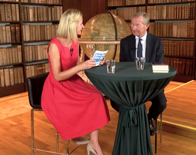 Landeshauptmann Wilfried Haslauer mit Chefredakteurin Julia Hettegger in der Bibliotheksaula. | Foto: RTS