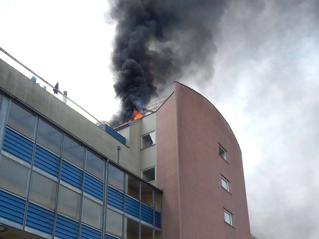 Das Dach eines sechsstöckigen Wohnhauses in Favoriten stand in Flammen.
