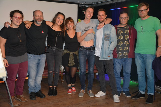 Der Gewinn ist Nebensache – jeder Auftritt zählt! Beim Zone-Slam standen alle mit Begeisterung auf der Bühne: Katrin ohne H, Franz Osl, Sandra, Ramona Pohn, Sieger Emil Kaschka, Leo, Lorenz und Moderator Stefan Abermann (v.l.). | Foto: Veronika Spielbichler