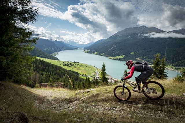Anspruchsvolle Trails vor herrlicher Kulisse begeisterten 350 Teilnehmer beim 3-Länder-Enduro-Race. | Foto: Manfred Stromberg