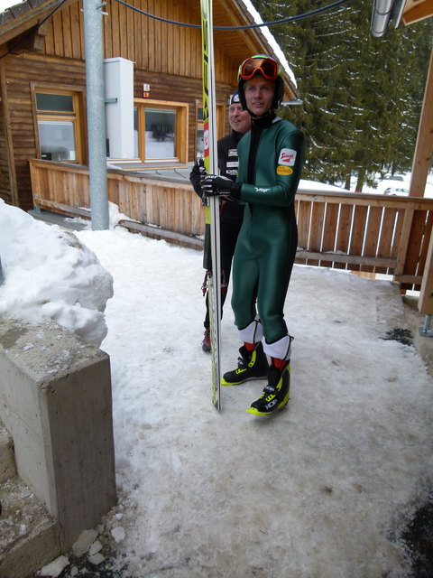 Mika Vermeulen mit seinen Sprungski. | Foto: Benedikt Oswald