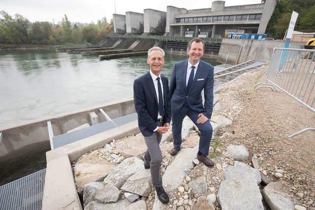 Norbert Rechberger (GF Energie AG Kraftwerke) und Stefan Stallinger (Energie AG-Vorstand) bei der neuen Fischaufstiegshilfe beim Kraftwerk Marchtrenk.
