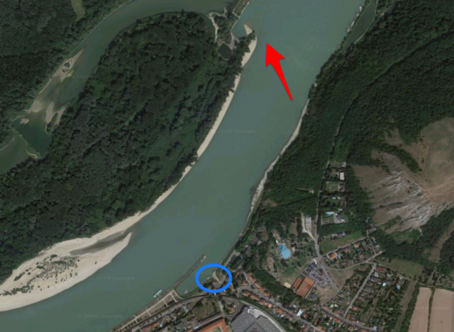 Vom Hainburger Hafen starteten die Bundesheerboote (blau eingezeichnet), die Unfallstelle befindet sich stromabwärts am gegenüberliegenden Donau-Ufer. | Foto: GoogleMaps/Bearbeitung: bm