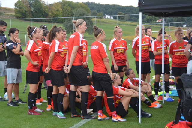 Die Spielerinnen des Frauen-Nationalteams bereiten sich auf Finnland vor.