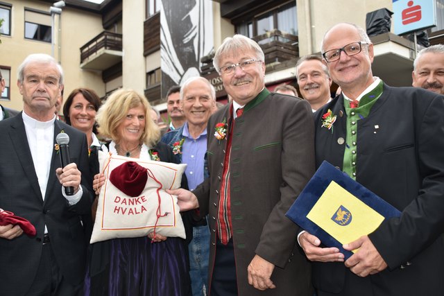 Pachtzinsübergabe: Stadtpfarrer Ivan Olip, PGR-Obfrau Mathilde Hollauf, Bgm. Stefan Visotschnig, Marktmeister Arthur Ottowitz (von links)