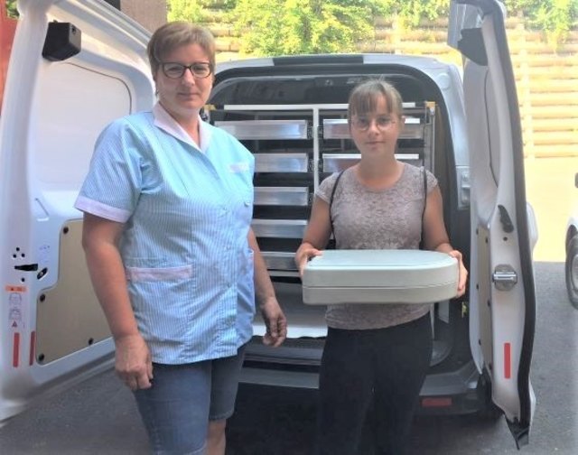 Zustellerin Brigitte Prückl mit Vanessa Berndl aus Lasberg