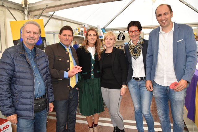 Die Mitglieder des Lions Club Bleiburg verkauften wie jedes Jahr fleißig Lose, um ihre Charity-Aktivitäten zu finanzieren