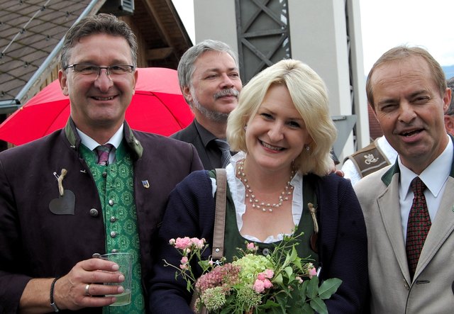 Wolfgang und Christina Klinar mit Johann Mößler und Pfarrer Christian Kohl im Hintergrund