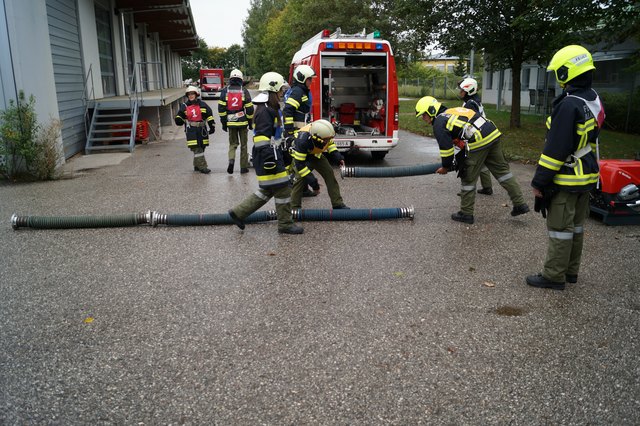 Die neuen Feuerwehrkameraden lernten, wie sie im Notfall richtig helfen und dabei sich selbst schützen können. | Foto: BFK/Linner