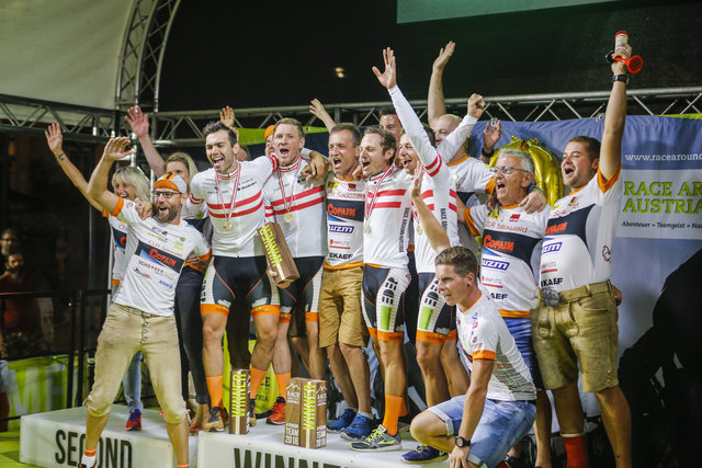 Das Team CLR Sauwald Cofain 699 mit ihren Betreuern. | Foto: Heiko Mandl