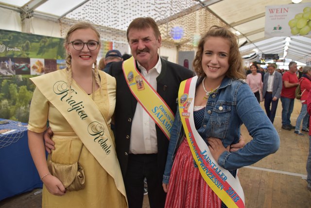 Rebule-Königin Teja Fabricijo, Reinhard Prutej und WOCHE Salamiprinzessin Corinna Pircer