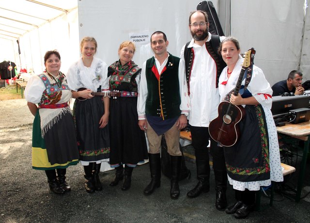 "Folklore-Woodstock" bei strömendem Regen im Zelt statt im Park. Hier Trachten aus Hornstein und Unterpullendorf