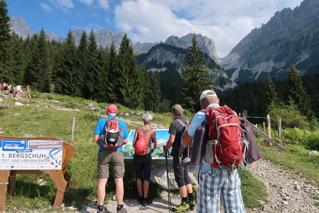 Ein weiter Weg liegt vor uns 4,5 Std.bis zum höchsten Gipfel am Wilden Kaiser----heute waren wir zu fünft unterwegs--Martin...Ferdinand...Hugo....Gerda und i