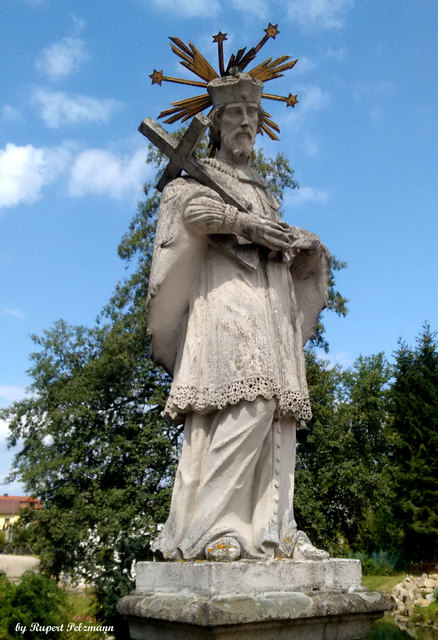 Er war ein böhmischer Priester und Märtyrer. König Wenzel IV., ein unzurechnungsfähiger Despot¸ ließ diesen Priester grausam foltern und in der Nacht vom 20. zum 21. März 1393 von der Brücke in die Moldau stürzen. 1729 wurde Johannes Nepomuk von Papst Benedikt XIII. heiliggesprochen. Als einziger Heiliger neben Maria wird er mit Sternenkranz dargestellt. Sehr häufig stehen Statuen des Heiligen auf oder neben Brücken.