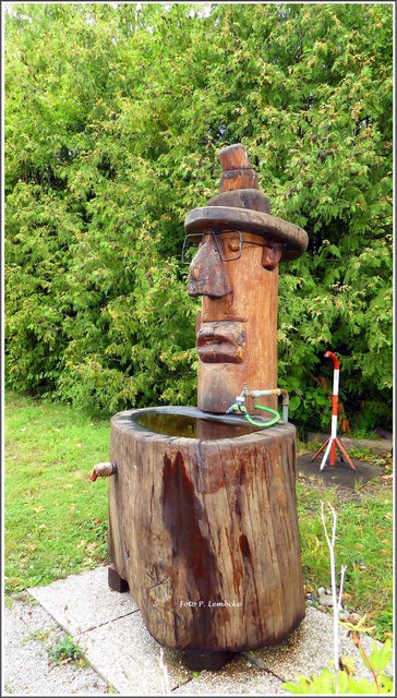 Das Wetter am Vormittag war trocken, deshalb machten wir einen Ausflug auf die nahen Steinhofgründe. Dieser geschnitzte Brunnen ist noch nicht lange dort in Aktion. Ich kannte ihn noch nicht.