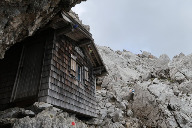 Schutzhütte mitten im Felsen