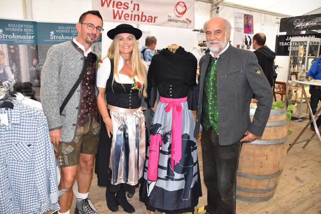 Wolfgang Strohmaier (re.) mit der heurigen Werner-Berg-Dirndlschürze und zwei seiner Models