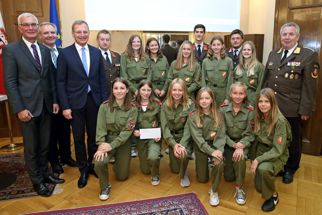 Landeshauptmann Mag. Thomas Stelzer und Landesrat Elmar Podgorschek gratulierten heute Vormittag den erfolgreichen oberösterreichischen Feuerwehrjugendgruppen – hier im Bild mit der Mädchengruppen der Feuerwehr Mitteregg/Haagen/Sand. | Foto: Land OÖ/Denise Stinglmayr