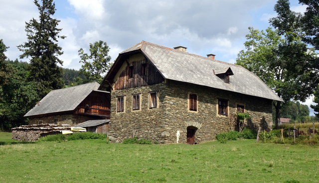 War wieder einmal drüben, immer ein Auge offen für Ungewöhnliches. Unter anderem sind mir auch diese alten Gebäude aus Holz und Stein aufgefallen, die ich euch gerne zeigen möchte.