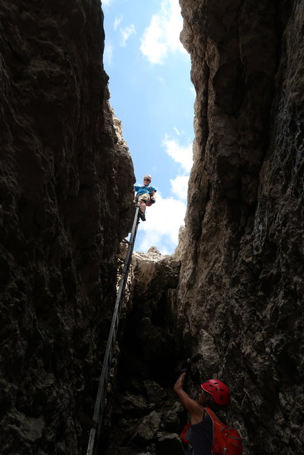 zwischen den engen Felsen kraxeln wir eine hohe Leiter wieder ins Licht