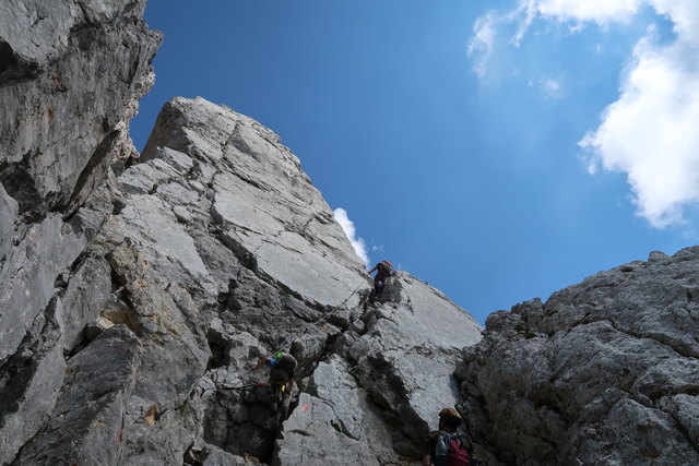 hier steigen noch Kletterer auf den Gipfel