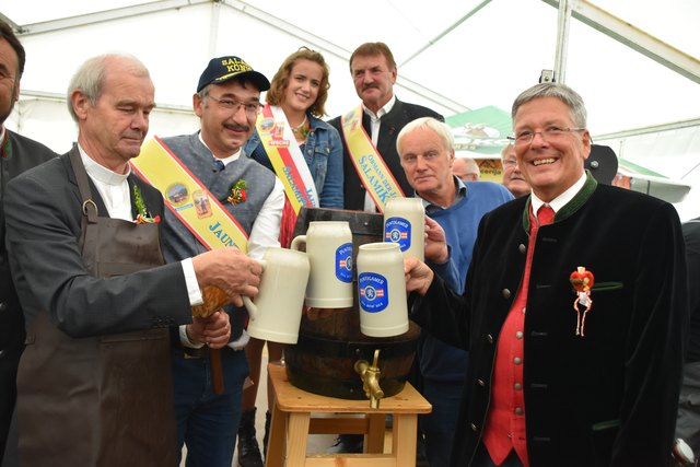 Bieranstich im Alpe-Adria-Zelt