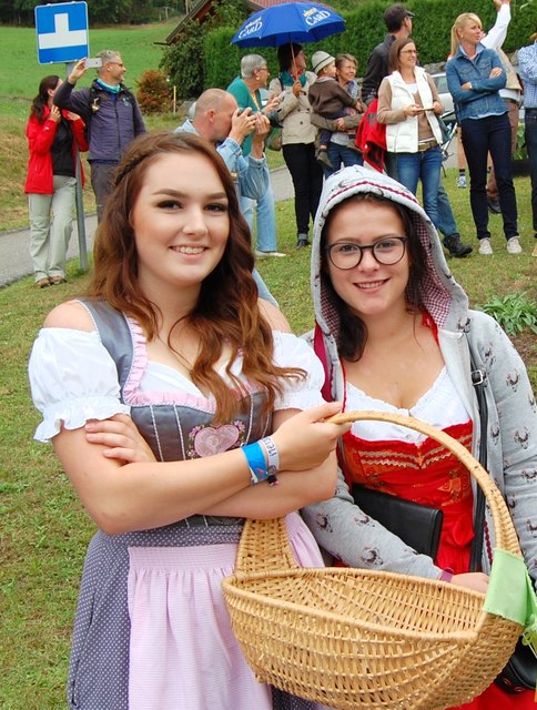 Selina Tscharnutter und Carolin Eichholzer bieten Erntedank-Abstecknadeln an