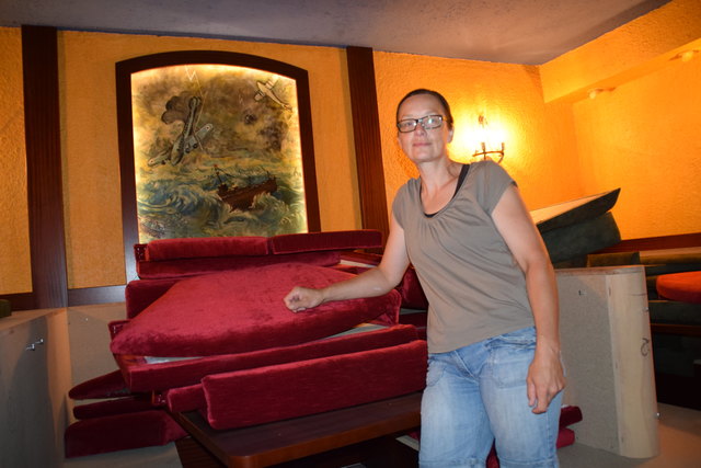 Bermuda-Chefin Claudia Kahry: vor dem traditionellen "Bermuda-Bild" im Hintergrund. Und den Sitzauflagen. | Foto: Zeiler