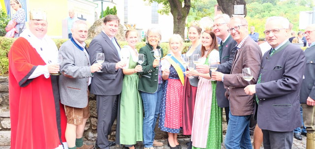 Eine fröhliche Runde – Weinkönig Alfred Freudendorfer, Wienerwald Geschäftsführer Christoph Vielhaber, Badens Bürgermeister DI Stefan Szirucsek, Niederösterreichs Vize-Weinkönigin Teresa Dietl, Landesrätin Petra Bohuslav, Pfaffstättens Weinkönigin Theresia Kainz, Bundesweinkönigin Julia, Gumpoldskirchens Weinkönigin Natascha, die beiden Landtagsabgeordneten Hans Stefan Hintner und Helmut Hofer-Gruber sowie Gumpoldskirchens Bürgermeister Ferdinand Köck.