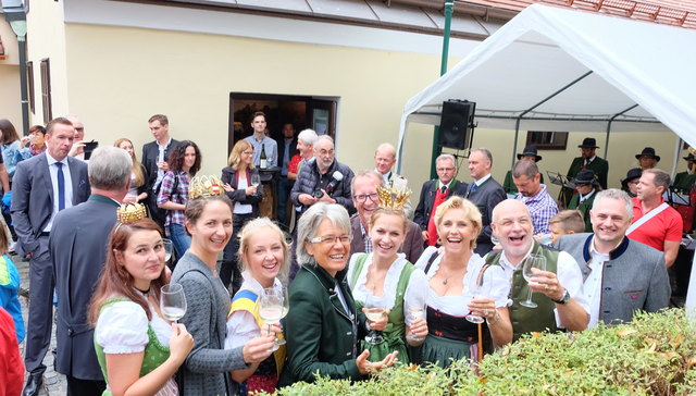 Gumpoldskirchner Weinkönigin Natascha I., Bundesweinkönigin Julia I, Pfaffstättens Weinkönigin Theresia I., Landesrätin Petra Bohuslav, Niederösterreichs Vize-Weinkönigin Teresa Dietl, mit ihren Eltern und Wienerwald Tourismus Geschäftsführer Christoph Vielhaber.