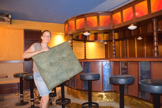 Claudia Kahry mit den grünen Polstern für die Sitzgelegenheit. | Foto: Zeiler