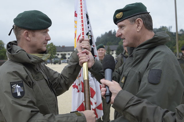 Franz Reißner (r.), Kommandant der Landstreitkräfte, übergibt das Feldzeichen der 7. Jägerbrigade und somit das Kommando an Brigadier Josef Holzer | Foto: Gunter Pusch/Bundesheer