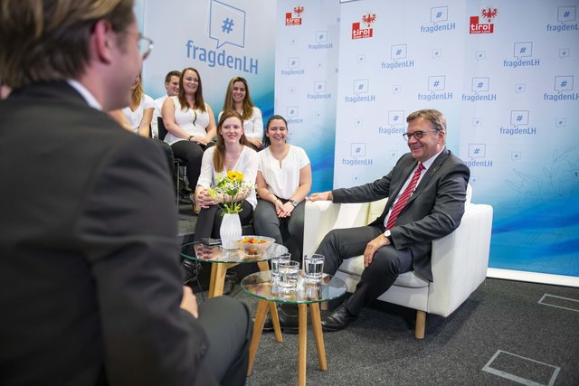 Die SchülerInnen der Tiroler Fachberufsschule (TFBS) für Handel und Tourismus in Landeck hatten interessante Fragen an den LH vorbereitet. | Foto: © Land Tirol/Berger