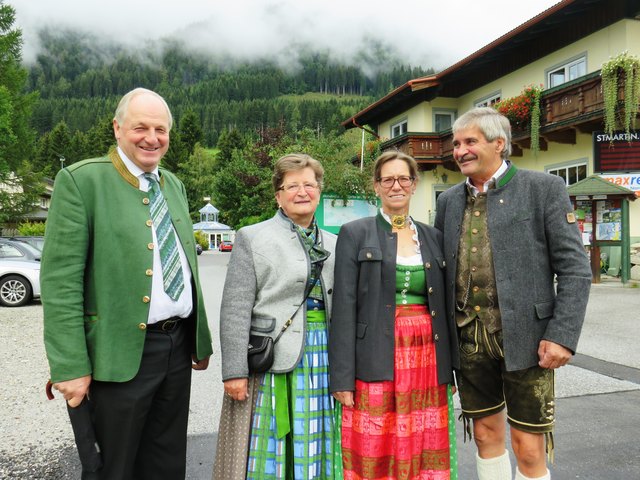 Hüttau Bgm. Rupert Bergmüller und Annaberg-Lungötz Bgm. Sepp Schwarzenbacher, kamen mit ihren Gattinnen zum HeuART-Fest in den Nachbarort.