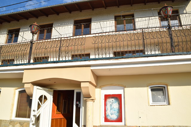 "Das Rot musste einfach runter, egal wie", meinte Bermuda-Chefin Claudia Kahry. Jetzt ist die Fassade weiß. | Foto: Zeiler