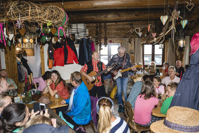 Fröhliche Stimmung im Hochmoorstüberl | Foto: Mittersill plus / Eva Reifmüller