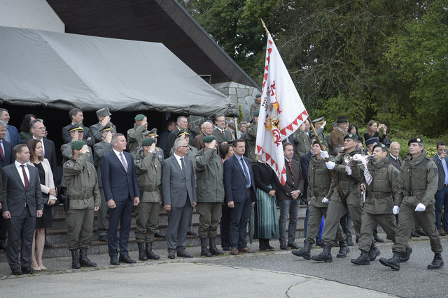 Vorbeimarsch des Feldzeichens der 7. Jägerbrigade an den Ehrengästen | Foto: Gunter Pusch/Bundesheer
