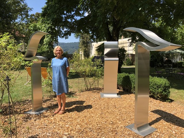 Barbara Szüts mit eigenen Arbeiten im Skulpturenpark der Galerie Walker im Schloss Ebenau | Foto: Lehner