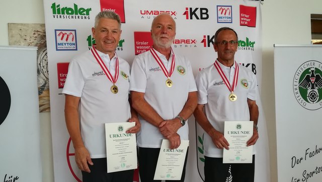 Gold für das Team - bestehend aus Ferdinand Eder, Rudolf Kerschbaumer und Paul Wallner (v.li.) - in Innsbruck | Foto: KK/Wallner