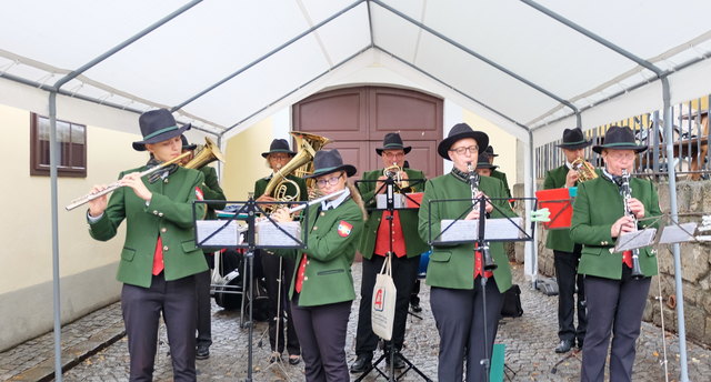 Der Musikverein Gumpoldskirchen unter der Leitung von Dr. Eduard Taufratzhofer war für das Regenwetter bestens gerüstet.