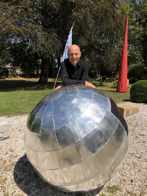 Claus Prokop mit seiner Raumkapsel im Skulpturenpark der Galerie Walker im Schloss Ebenau | Foto: Lehner