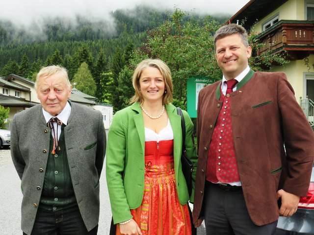 Peter Doppler (re), stellvertretender Geschäftsführer, Murauer Bier, kam zum HeuART-Fest