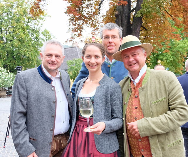 Nutzten jede Regenpause – Wienerwald Tourismus Geschäftsführer Christoph Vielhaber, Bundesweinkönigin Julia Herzog, Perchtoldsdorfs Bürgermeister Martin Schuster und Mödlings Bürgermeister Hans Stefan Hintner.