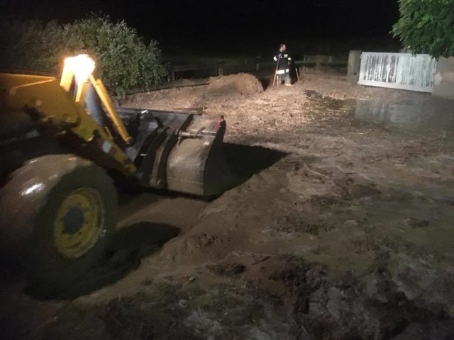 Mit Bagger und Traktoren rückte man den Schlammmassen in Merkersdorf zu Leibe.