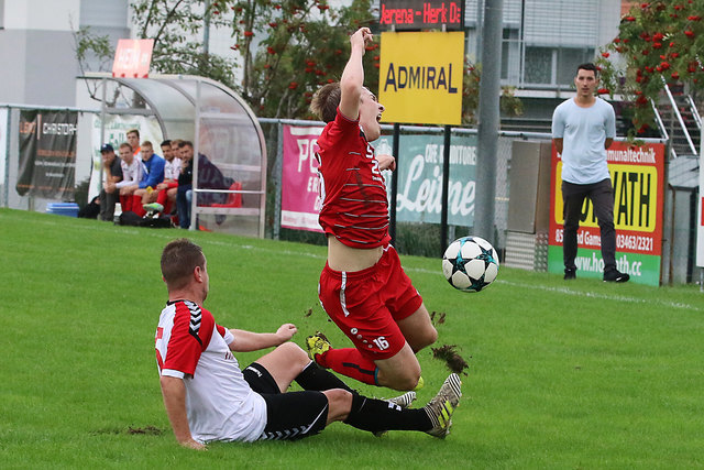 Ruppig ging's her zwischen Michael Medwed (links, Lannach) und Martin Ganster (Bad Gams). | Foto: Franz Krainer