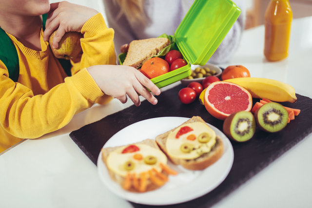 Damit Schulkinder ihre Leistungen erbringen können, brauchen Sie eine ausgewogene Jause am Vormittag. | Foto: Mediteraneo / Fotolia