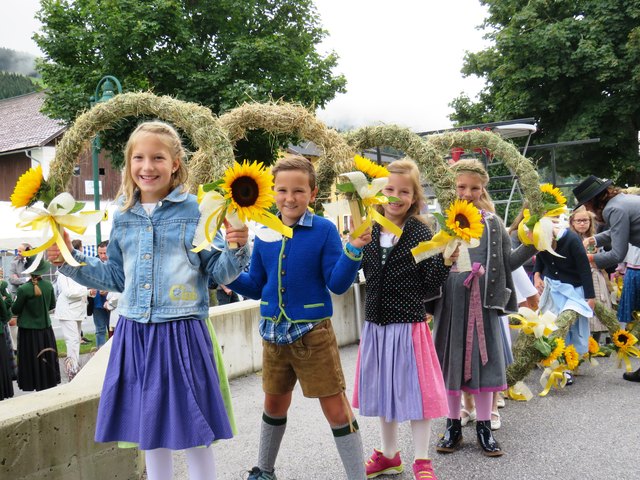 Hannah, Thomas, Sophie und Vicky waren einige der Volksschulkinder, die ihre schönen Tänze aufführten.