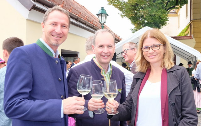 Ein Gläschen in Ehren – Stefan Bauer von der Niederösterreich Werbung, Hinterbrühls Bürgermeister Erich Moser und Leader Managerin Anette Schawerda.