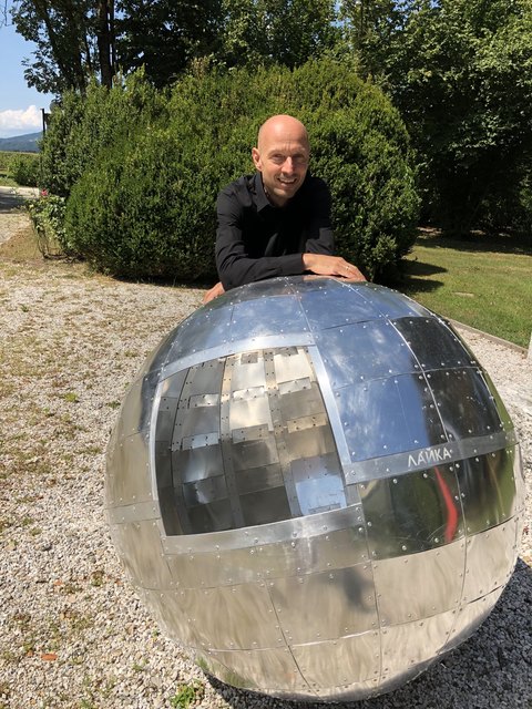 Claus Prokop mit seiner Raumkapsel im Skulpturenpark der Galerie Walker im Schloss Ebenau | Foto: Lehner